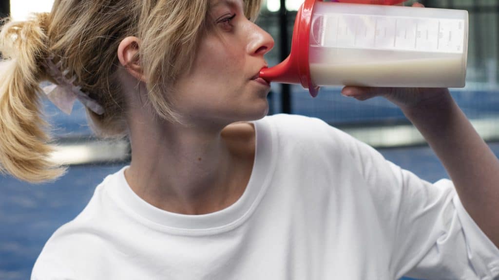 Femme qui boit son shaker