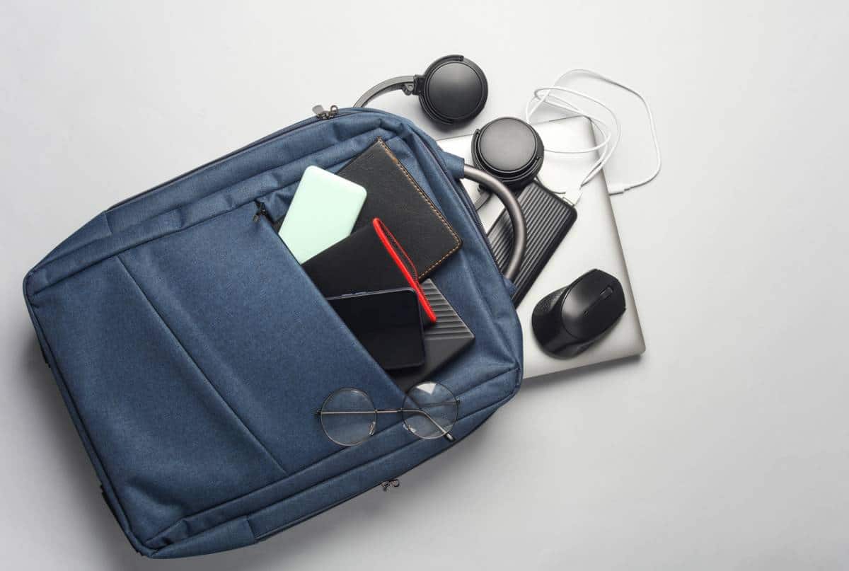 Sacoche avec casque et ordinateur
