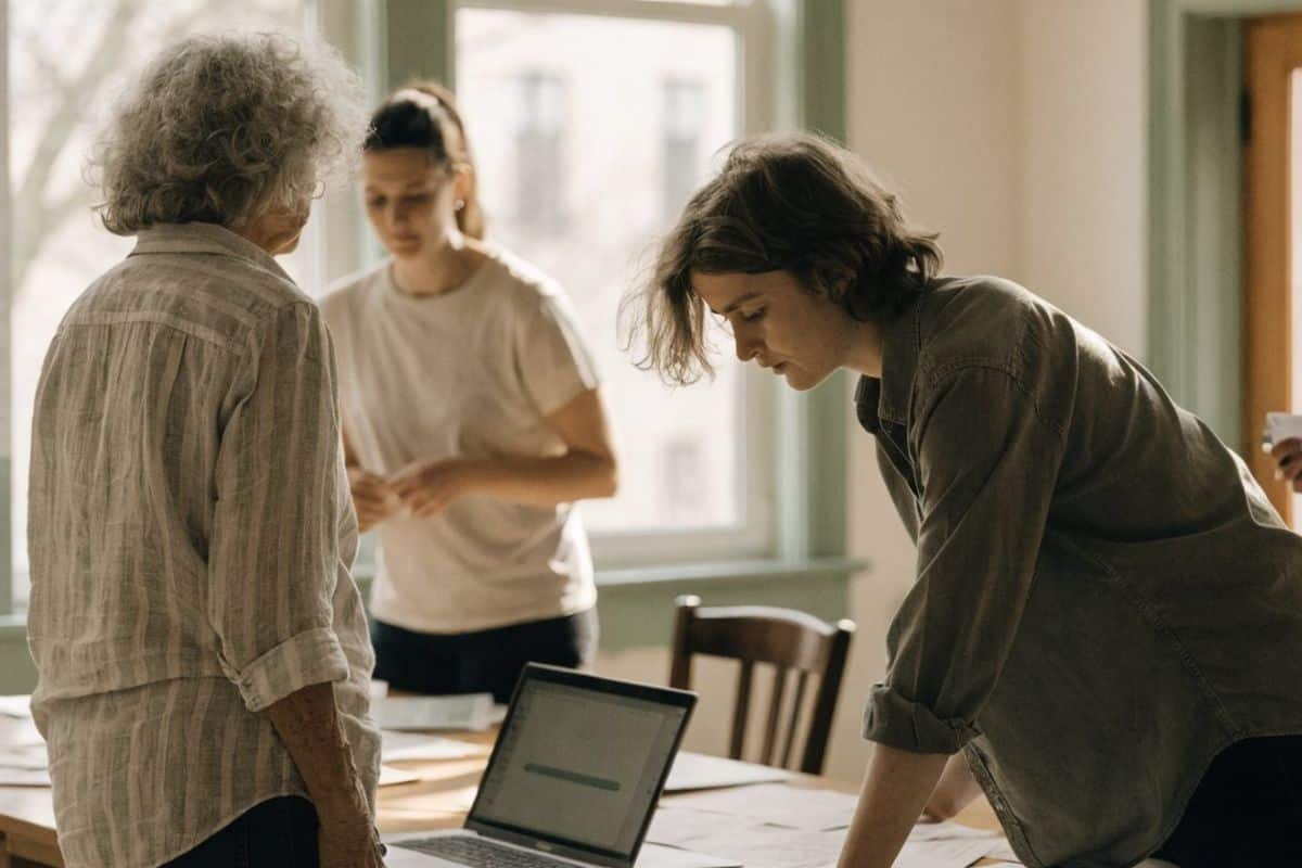 Groupe de femmes travaillant autour d'une table