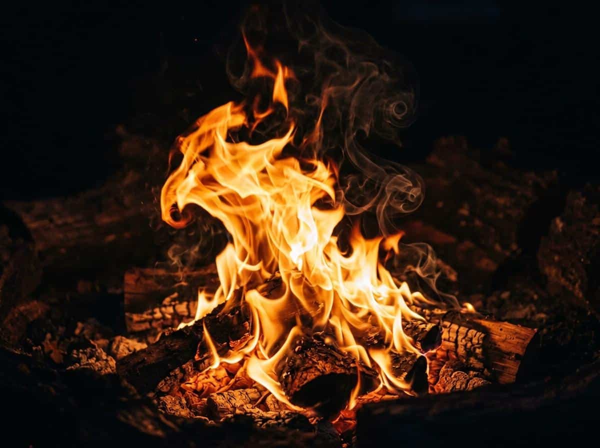 Flamme de feu ardente sur fond sombre