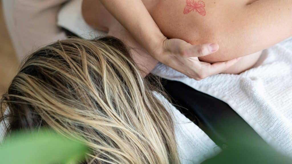Femme sur le ventre massage