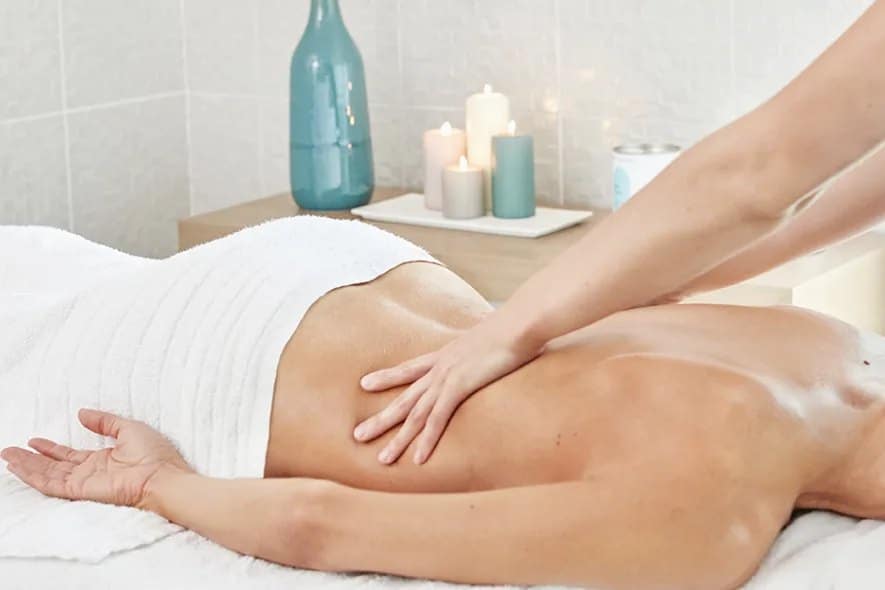 Massage du dos dans un spa