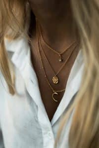 Femme avec un collier