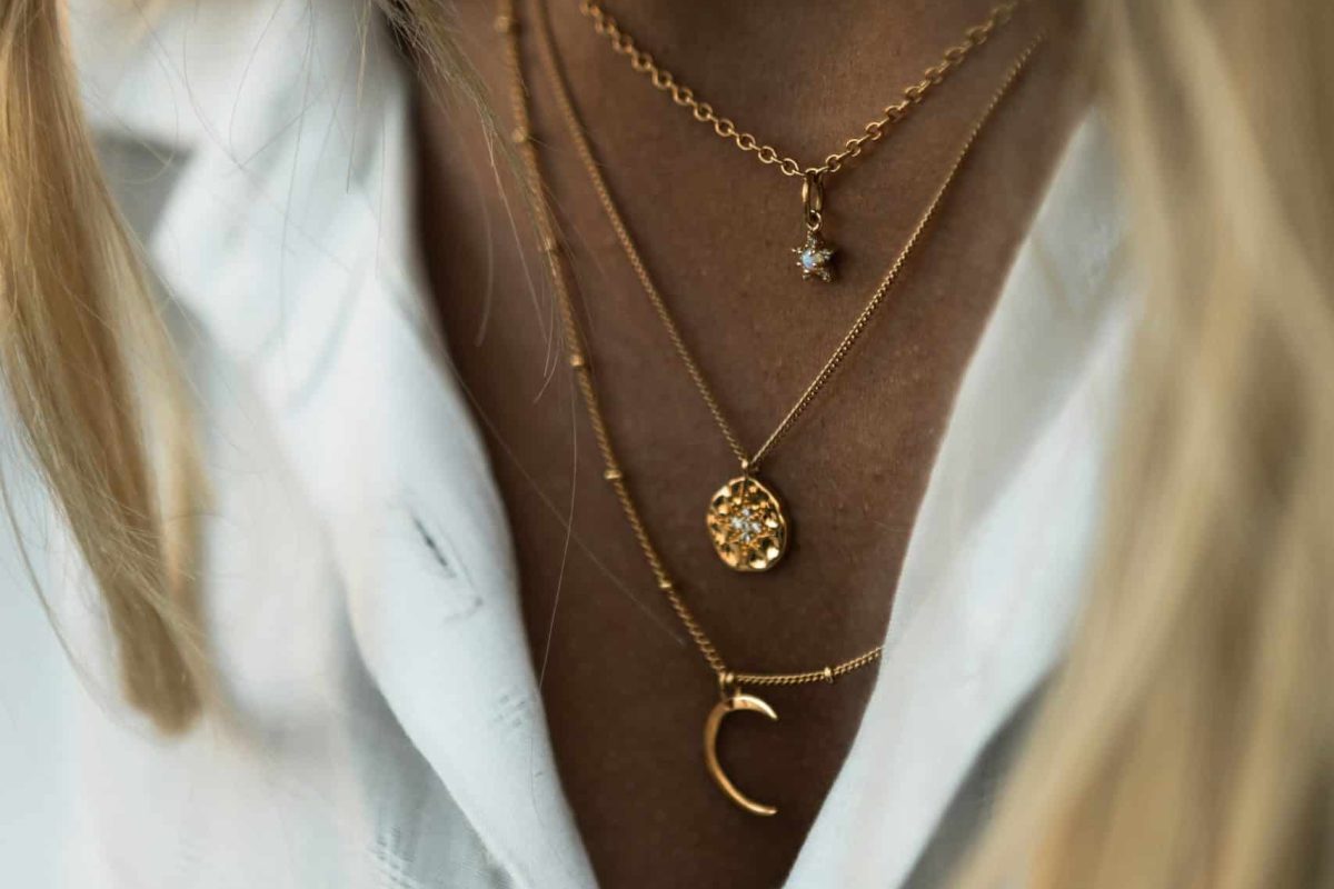 Femme avec un collier